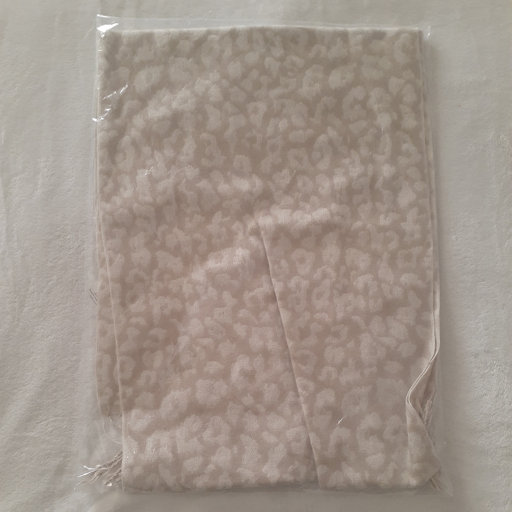 🔥 3/$70 *NIP* Charleston Sandstone Cheetah Scarf